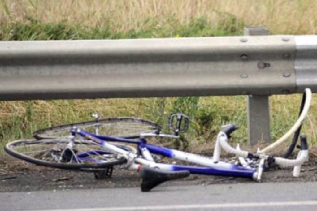 Voznik zbil kolesarja, nato zadel v obcestni robnik